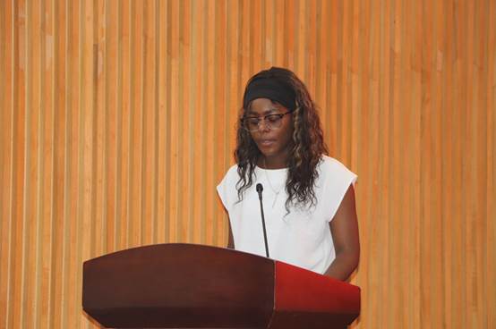 女人站在墙边 AI 生成的内容可能不正确。